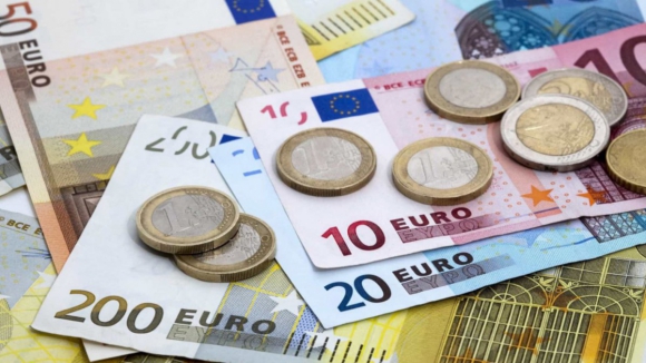 Euro cai para novo mínimo de 20 anos depois de viragem à direita em Itália