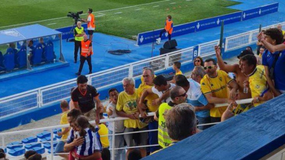 Três adeptos do Estoril fora dos estádios por intolerância no jogo Estoril Praia-FC Porto