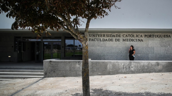 Ministério ordena investigação ao caso de estudante favorecido para entrar em Medicina na Católica