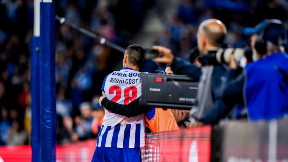 "Um dia serás tu no meu lugar". Bruno Costa faz a delícia de jovem apanha-bolas do FC Porto