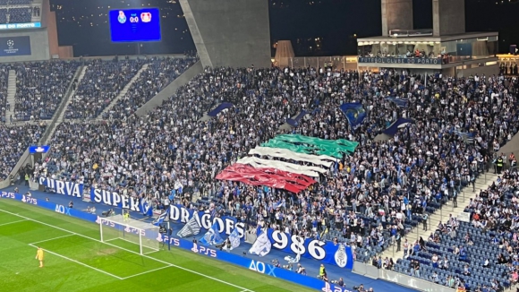 Super Dragões exibem bandeira do Irão e estádio canta por Taremi