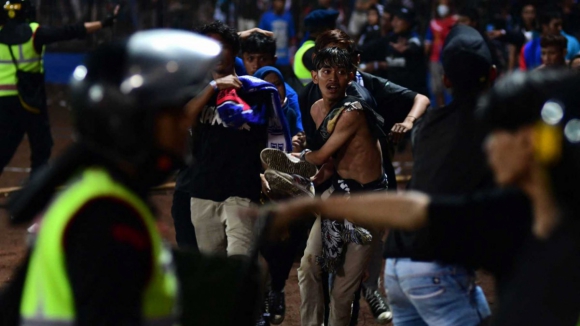 Sobe para 131 número de mortos em estádio na Indonésia