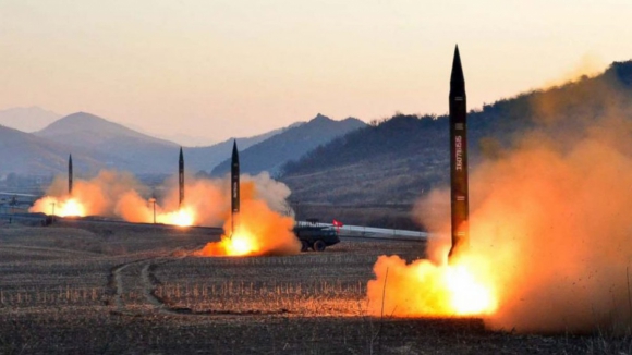 Estados Unidos mobilizam porta-aviões e Coreia do Norte responde com dois mísseis balísticos