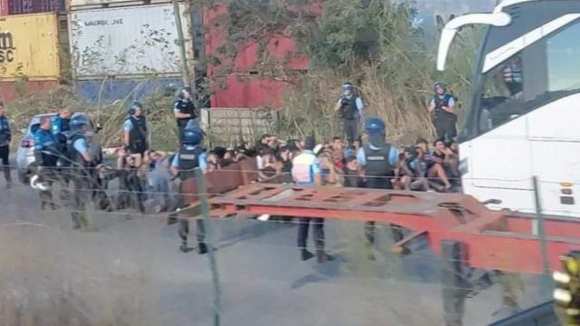 As imagens dos 56 adeptos do Marselha detidos após desacatos com a polícia numa estação de serviço da A1