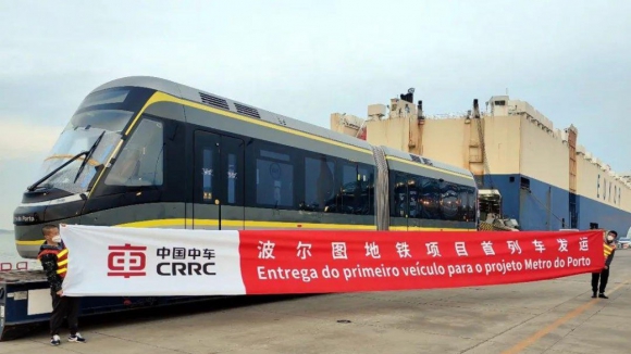 Um negócio da China. Primeiro metro chinês já está a caminho do Porto
