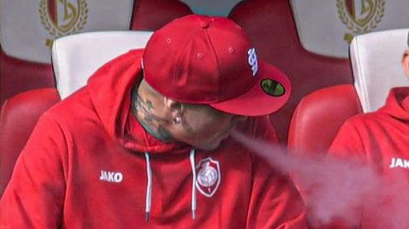 Antuérpia suspende Nainggolan. Jogador apanhado a fumar, no banco, antes do jogo