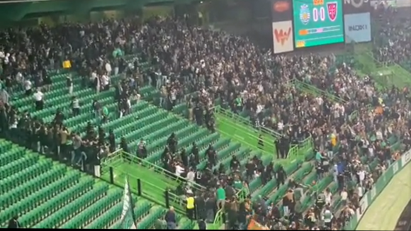 Carga policial no estádio de Alvalade. Polícia invade as bancadas dos adeptos do Sporting