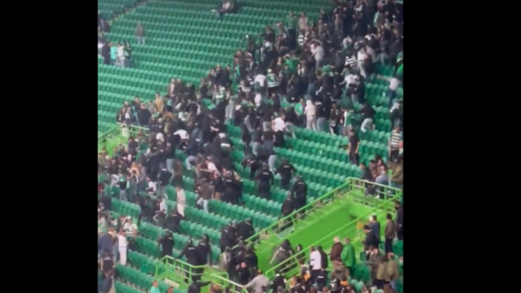 Confusão no Estádio de Alvalade. O que espoletou a carga policial na bancada dos adeptos do Sporting?