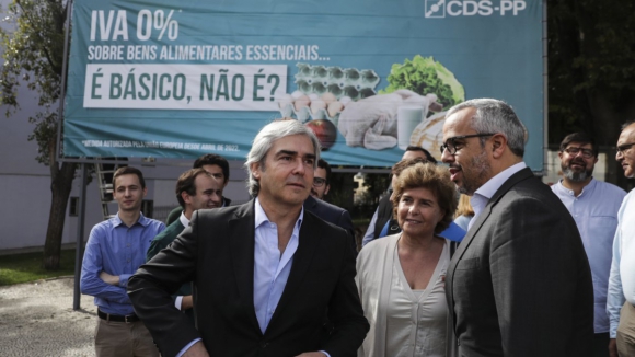 Cartaz do CDS-PP à porta do parlamento propõe isenção do IVA nos bens alimentares