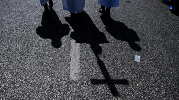 Padre detido por acusa&ccedil;&otilde;es de tr&aacute;fico de pessoas e abuso sexual em Foz C&ocirc;a