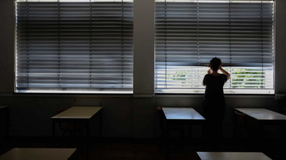 Professor acusado de abuso sexual de alunas "afastado da escola" em Famalicão