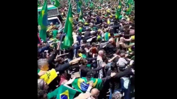 Manifestantes fazem saudação nazi no Brasil. Ministério Público apura situação