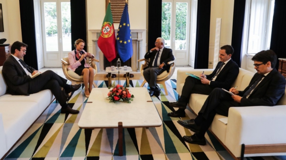 Governo comprou mesa e 24 cadeiras “temporárias” por 21 mil euros