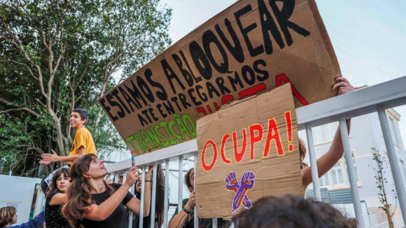 Ativistas fecham portões do Liceu Camões a cadeado