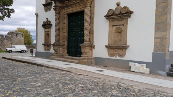 Obras para melhorar mobilidade no castelo de Bragança chocam redes sociais