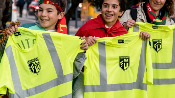 Adeptos impedidos de entrar no Estádio de Alvalade com t-shirt da Amnistia Internacional