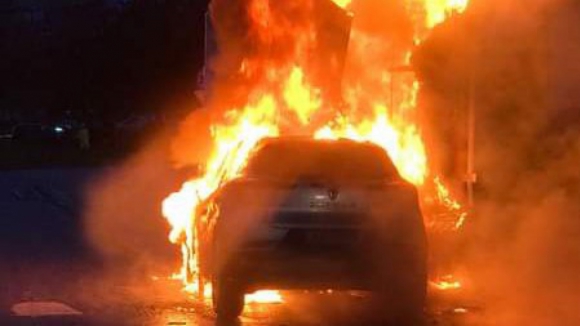 Dois carros incendeiam-se após colisão em Felgueiras