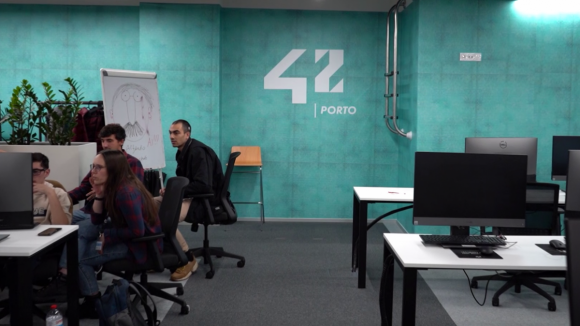 Uma das melhores escolas de programação do mundo já chegou ao Porto. É gratuita e não tem professores nem horários