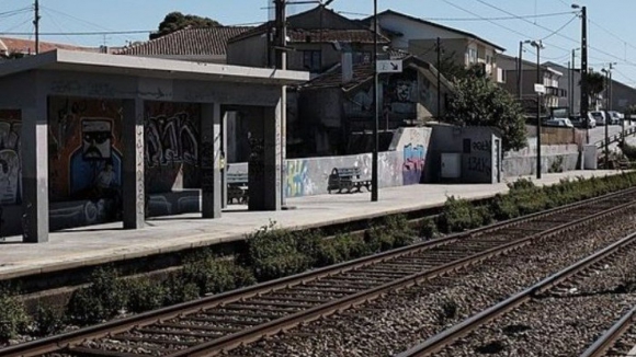 Desmontagem do mirante ferroviário da Madalena em Gaia está "em curso"