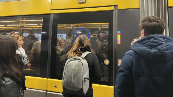 Metro do Porto com carruagens sobrelotadas: “Está cada vez pior. Há pessoas que não conseguem entrar e que se magoam”
