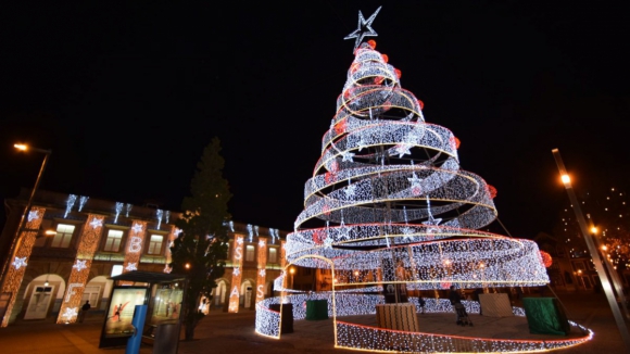 Câmaras classificam luzes e feiras de Natal como “espetáculos artísticos” para evitarem concursos públicos