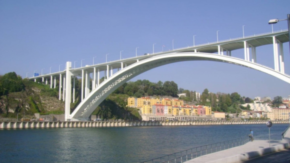 Ponte da Arrábida com trânsito condicionado este fim de semana