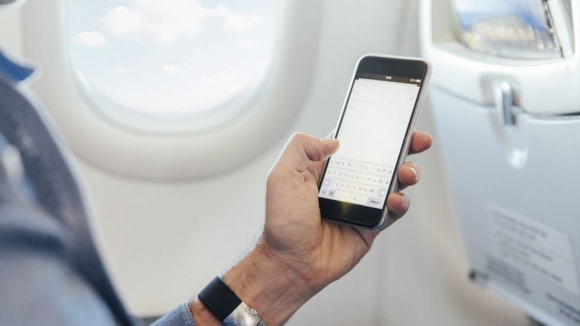 Fim do “Modo Avião”. União Europeia vai permitir chamadas e acesso à internet durante os voos
