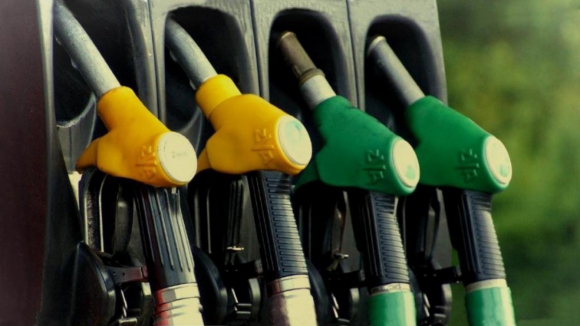 Preço dos combustíveis não baixa na próxima semana. Governo vai mexer no Imposto sobre os Produtos Petrolíferos 