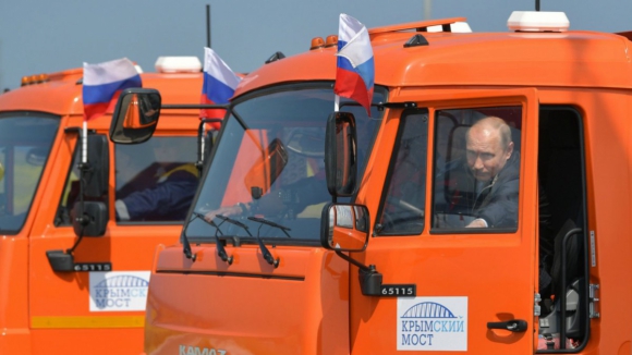 Putin atravessa a ponte da Crimeia atacada em outubro