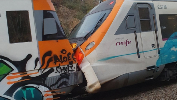 Colisão entre comboios em Barcelona provoca cerca de 150 feridos 