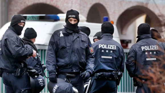 Polícia alemã prende 25 pessoas por suspeitas de planear invasão ao parlamento Alemão