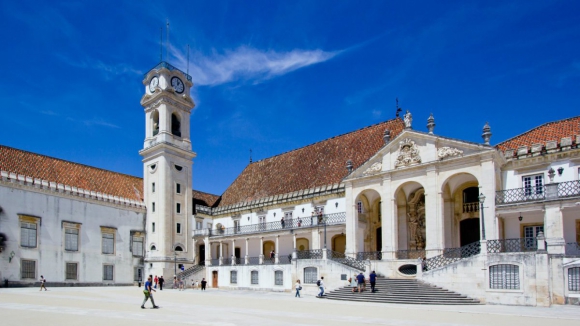 Papel em 2023/24? Universidade de Coimbra quer informatizar exames
