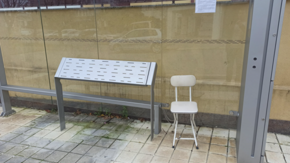 Novas paragens da STCP não servem pessoas com mobilidade reduzida no Porto. Utente descontente com a situação coloca cadeira em paragem com banco inclinado