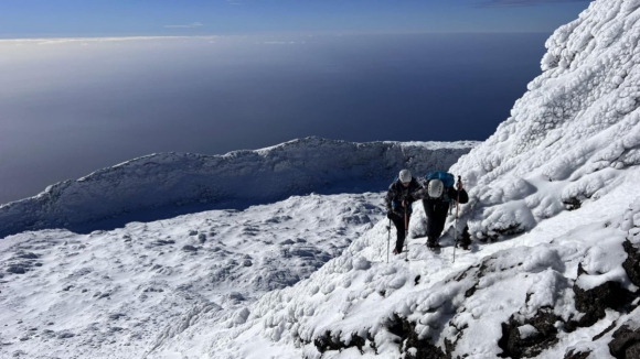 Queda de neve deixa ilha do Pico totalmente branca