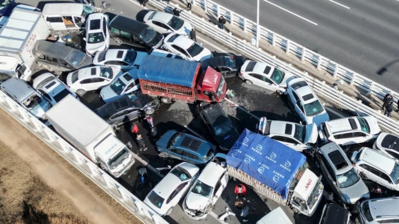 Acidente em ponte com centenas de veículos causa o caos na China