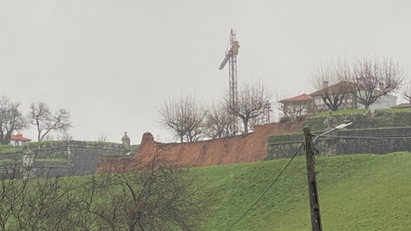Parte da muralha da Fortaleza de Valença cedeu devido ao mau tempo