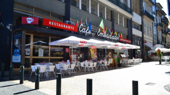 Trabalhadores despedidos do café Embaixador, no Porto, reúnem esta segunda-feira com Bloco de Esquerda