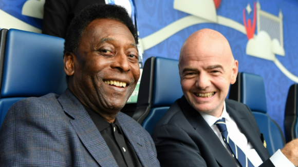 Presidente da FIFA pede que todos os países do mundo tenham um estádio com o nome de Pelé