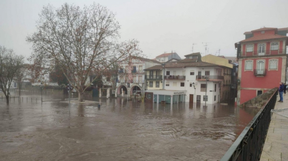 Comerciantes de Chaves esperam descida do rio para contabilizar estragos