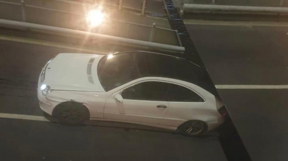 Divulgadas novas imagens de carro que ficou pendurado na ponte móvel