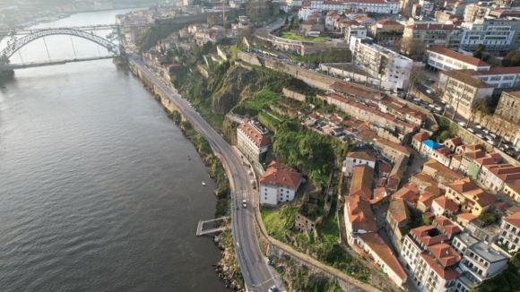 Derrocada no Porto. Avenida Gustavo Eiffel cortada ao tr&acirc;nsito at&eacute; quinta-feira