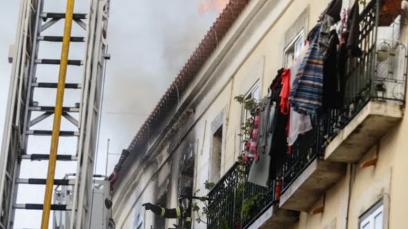 Incêndio em prédio em Lisboa causa 18 feridos, seis em estado grave