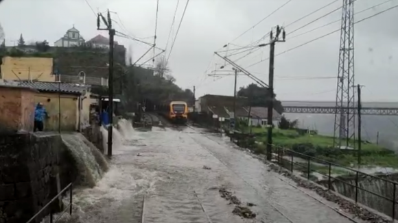 Restabelecida circulação de comboios entre São Bento e Campanhã