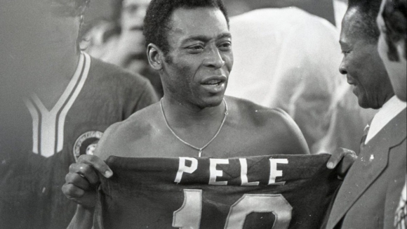 Cabo-verdianos contestam decisão de atribuir nome de Pelé ao Estádio Nacional