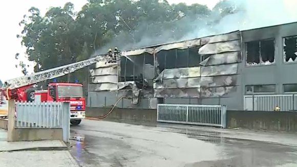 Incêndio destrói fábrica em Vila Nova de Famalicão
