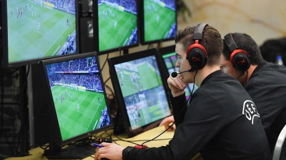 UEFA introduz video-&aacute;rbitro na fase a eliminar da Liga Confer&ecirc;ncia