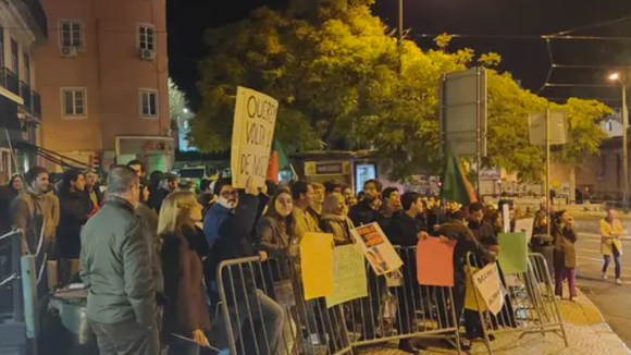 Grupo de pessoas leva a cabo manifestação contra o Governo no Porto e em Lisboa