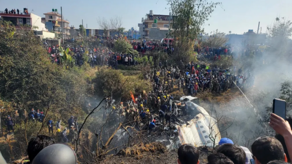 Passageiro transmite em direto queda de avião no Nepal (imagens podem chocar)