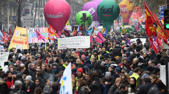 Greve em França leva milhares à rua contra reforma do sistema de pensões