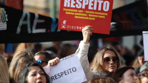 Greve dos professores. Mais de 2 mil docentes e auxiliares em Valença pedem a PR para “desbloquear” negociações